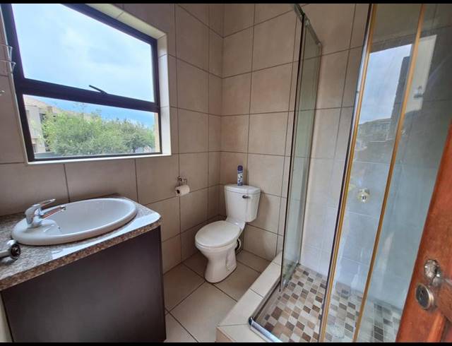 5 BEDROOM HOUSE FOR SALE IN THATCHFIELD